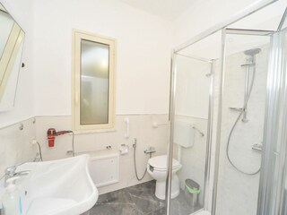 Badezimmer mit Dusche