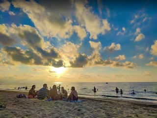 Der Strand mit Sonnenuntergang