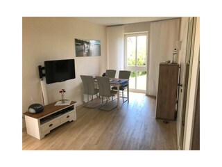 Wohnraum mit Essbereich und Gartenblick