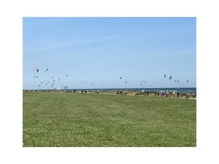 Drachensteigen am Deich