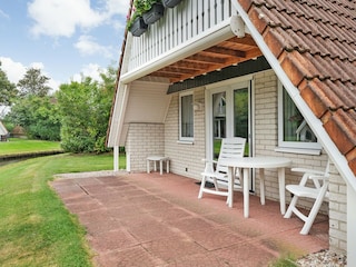 Garten mit Terrassenmöbeln ausgestattet.
