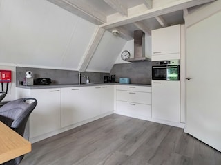 Offene Küche mit Geschirrspüler und Kombi-Mikrowelle.