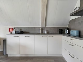 Auch Kühlschrank, Filterkaffeemaschine und Nespresso.