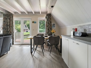 Wohnzimmer mit gemütlicher Essecke.