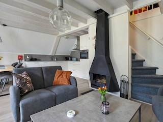 Sitzecke mit einen offenen Kamin.