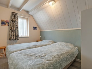 Schlafzimmer mit zwei Einzelbetten im Erdgeschoss.