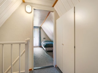 Etage mit Balkon,  zwei Schlafzimmer und Schränken.