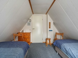 Beide Schlafzimmer oben mit zwei Einzelbetten.