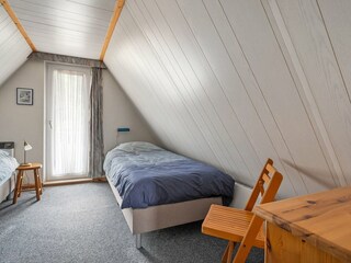 Beide Schlafzimmer oben mit zwei Einzelbetten.