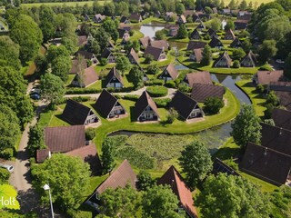 Unser Häuser liegt am Teich.