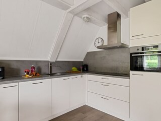 Offene Küchen mit Geschirrspüler und Kombi-Mikrowelle.