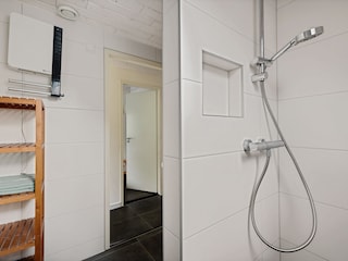 Im Erdgeschoss befindet sich auch ein Badezimmer.