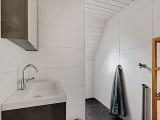 Im Erdgeschoss befindet sich auch ein Badezimmer.