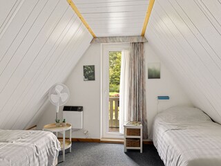 Schlafzimmer oben mit 2 Einzelbetten und Balkon.