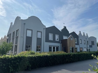 Hauptgebäude mit Rezeption, Restaurant + Spielparadies.