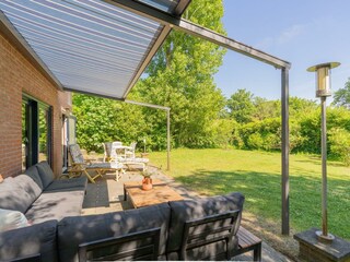 Die sonnige Terrasse mit Gartenmöbel