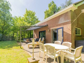 Die sonnige Terrasse mit Gartenmöbel