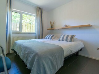 Schlafzimmer 1 mit 2 Einzelbetten und Kleiderschrank