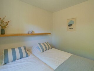 Schlafzimmer 1 mit 2 Einzelbetten und Kleiderschrank