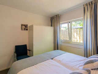 Schlafzimmer 1 mit 2 Einzelbetten und Kleiderschrank