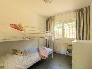 Schlafzimmer 2 mit Etagenbett und Kleiderschrank