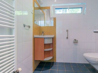 Badezimmer mit Dusche, Toilette und Waschbecken