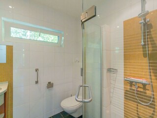 Badezimmer mit Dusche, Toilette und Waschbecken