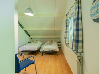 Schlafzimmer 3 mit 2 Einzelbetten und Kleiderschrank