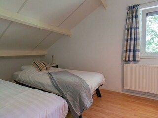 Schlafzimmer 3 mit 2 Einzelbetten und Kleiderschrank