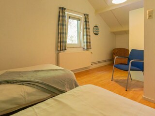 Schlafzimmer 3 mit 2 Einzelbetten und Kleiderschrank