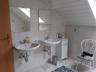 Badezimmer im Obergeschoss