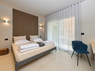 Schlafzimmer mit überdachtem Südbalkon