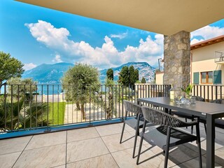 Terrasse mit Blick auf den See