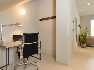 Office mit Vitra Eames und Tolomeo