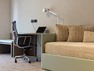Office mit Eames und Tolomeo