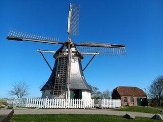Werdumer Mühle und Schmiede neben Café in der Dorfmitte