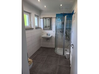 Helles, Duschbad mit außreichend Platz und Regendusche