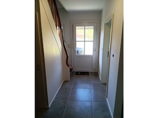 Flur mit Blick zur Treppe und Haustür