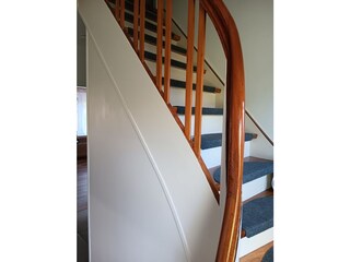 Frisch renovierte Treppe in den OG