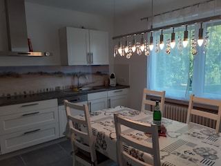 Moderne, helle, geräumige Küche