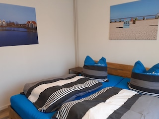 Schlafzimmer , Kleiderschrank, Fliegengitter, Jalousien