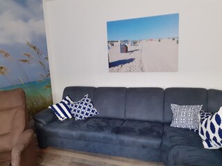 großes Wohnzimmer mit elektrischem Fernsehsessel