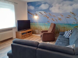 Helles geräumiges Wohnzimmer mit großer Couch