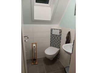 WC oben mit Waschbecken und Spiegel