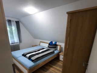 drittes Schlafzimmer mit Doppelbett, Schrank, Fliegeng.