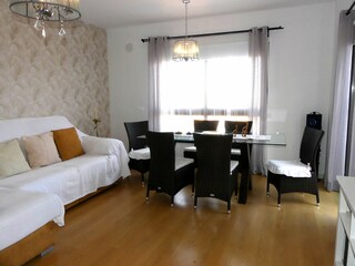 gemütliches Wohnzimmer mit Eßtisch