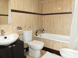 Bad 1 mit Duschbadewanne, Bidet, WC und Waschbecken