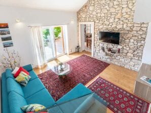 Ferienhaus Holiday home House of the Sun - Three Bedroom Holiday Home with Pool - Bobovišća - image1