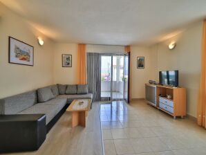 Maison de vacances Cozy Beachfront Holiday Home Slatine - Five Bedroom Holiday Home - Slatine - image1