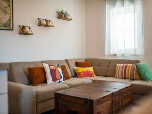 Charming and Tranquil Kastel Gomilica Apartment with Balcony and Patio - Three Bedroom Apartment - Kastel Kambelovac - image1